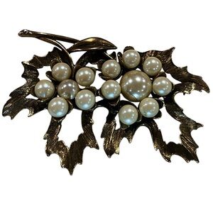 Vintage Elegant Gold Leaf Brooch with cluster stylized floral shape Pearls